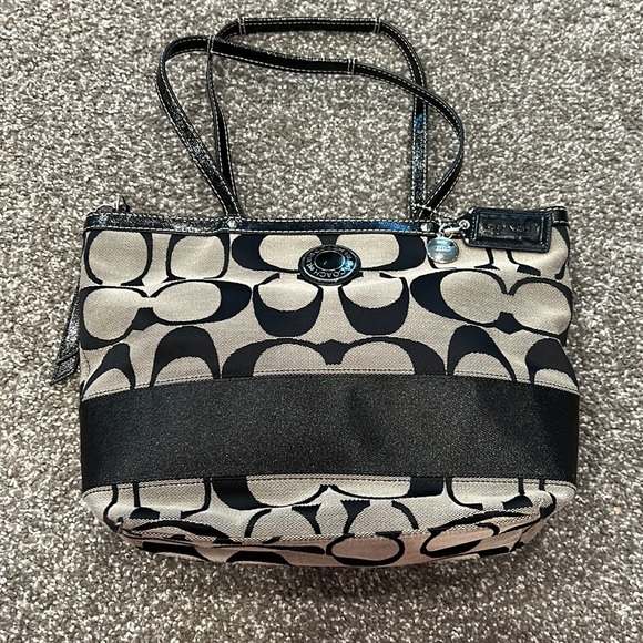 Coach signature jacquard logo stripe handbag purse. Black beige. Patent detail. - Picture 2 of 12